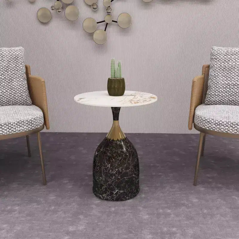 Chaise de salle à manger moderne LeisureMod Kora en similicuir – Assise rembourrée avec pieds en acier épurés
