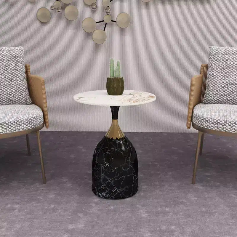 Chaise de salle à manger moderne LeisureMod Kora en similicuir – Assise rembourrée avec pieds en acier épurés