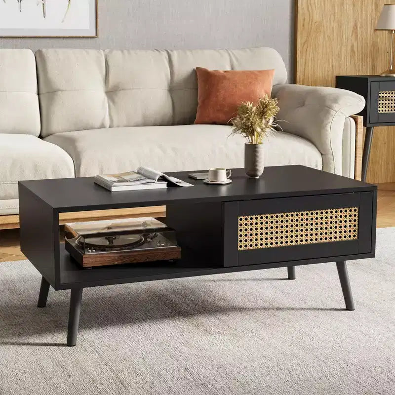 Table basse bohème en rotin, table basse moderne de 100 cm avec porte coulissante et étagère ouverte, table de salon étanche en bois avec patins antidérapants