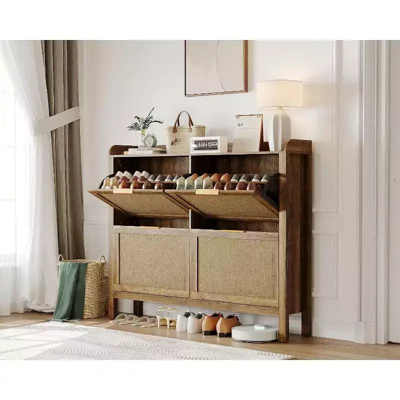 Meuble à chaussures en rotin de style rustique, étagère à chaussures de 119 cm avec 4 tiroirs basculants, meuble à chaussures étroit autoportant avec poignées et étagères dorées dissimulées