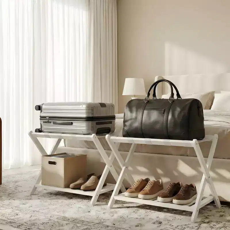 Lot de 2 porte-bagages pliables en bambou avec étagère à 2 niveaux, support de valise blanc de qualité supérieure supportant 68 kg pour chambres et hôtels
