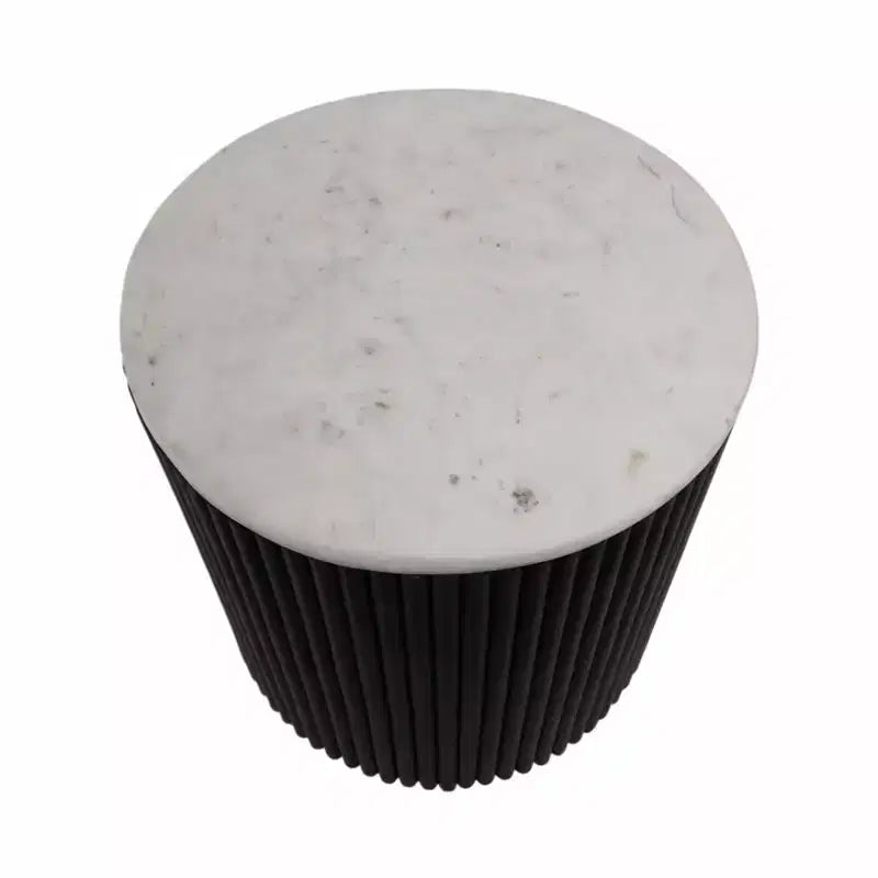 Table d'appoint avec base cannelée noire et plateau en marbre blanc – Pièce d'accent moderne pour petits espaces et décoration intérieure
