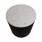 Table d'appoint avec base cannelée noire et plateau en marbre blanc – Pièce d'accent moderne pour petits espaces et décoration intérieure