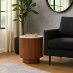 Table d'appoint avec base cannelée noire et plateau en marbre blanc – Pièce d'accent moderne pour petits espaces et décoration intérieure