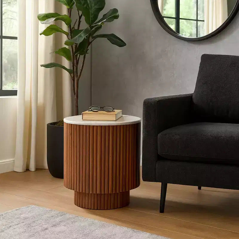 Table d'appoint avec base cannelée noire et plateau en marbre blanc – Pièce d'accent moderne pour petits espaces et décoration intérieure