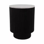 Table d'appoint avec base cannelée noire et plateau en marbre blanc – Pièce d'accent moderne pour petits espaces et décoration intérieure