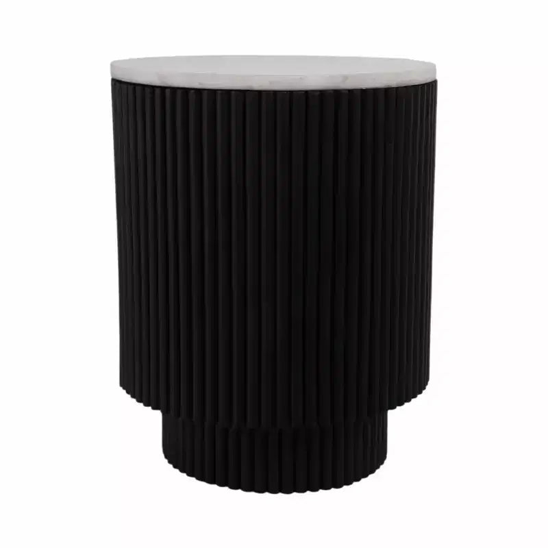 Table d'appoint avec base cannelée noire et plateau en marbre blanc – Pièce d'accent moderne pour petits espaces et décoration intérieure