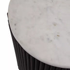 Table d'appoint avec base cannelée noire et plateau en marbre blanc – Pièce d'accent moderne pour petits espaces et décoration intérieure
