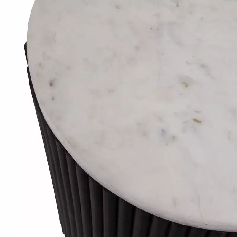Table d'appoint avec base cannelée noire et plateau en marbre blanc – Pièce d'accent moderne pour petits espaces et décoration intérieure