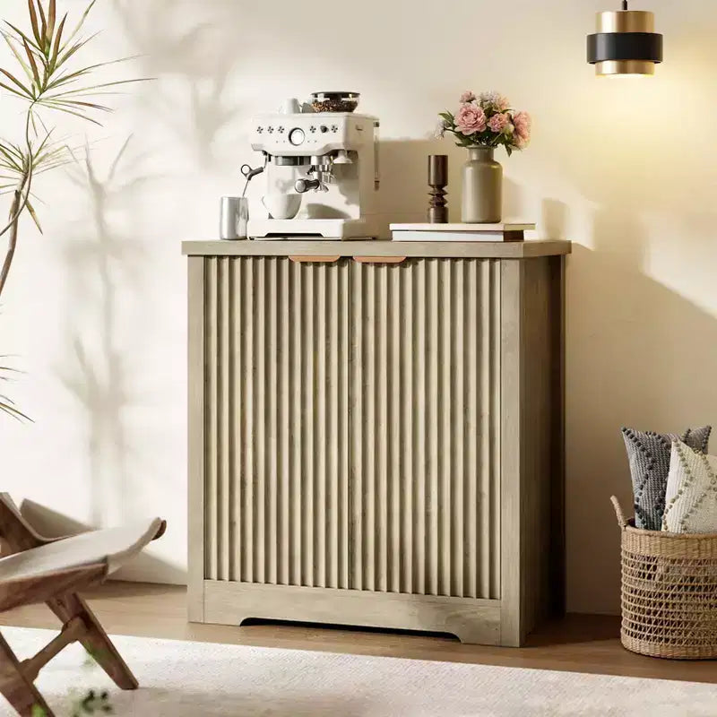 Buffet en bois cannelé moderne avec portes et étagères, console élégante pour salon, salle à manger et couloir