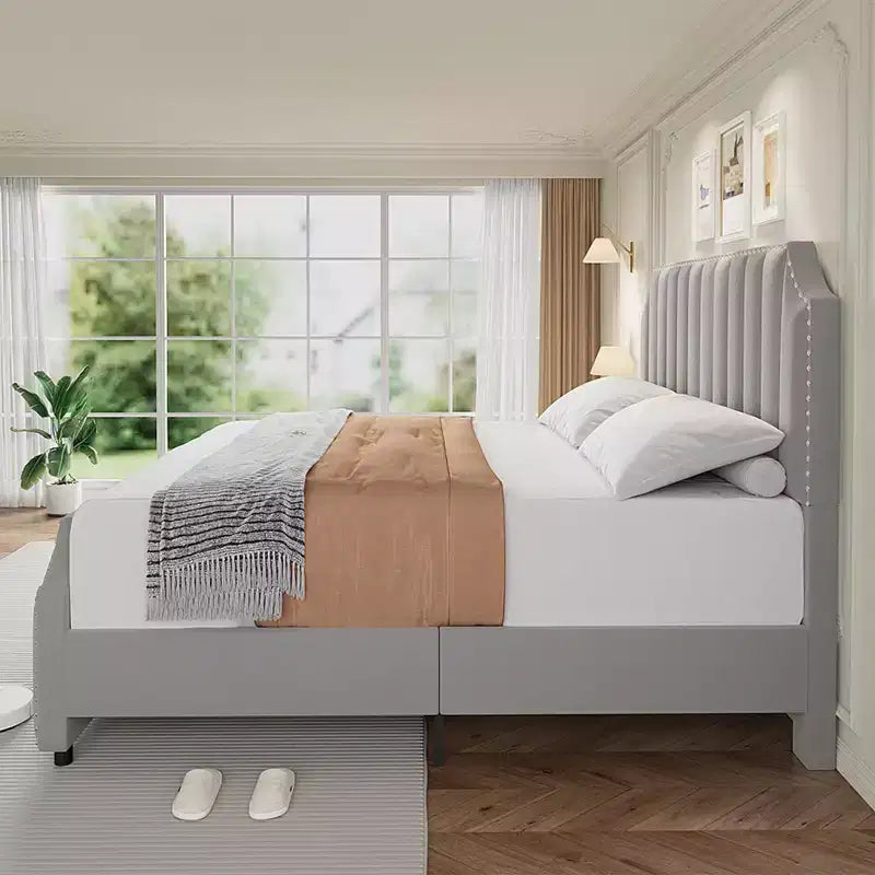 Cadre de lit plateforme en suède, hauteur 127,5 cm, tête et pied de lit matelassés avec rivets, pas besoin de sommier tapissier, beige.