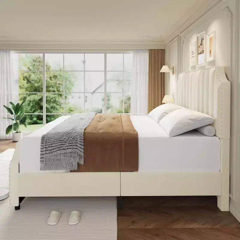 Cadre de lit plateforme en suède, hauteur 127,5 cm, tête et pied de lit matelassés avec rivets, pas besoin de sommier tapissier, beige.
