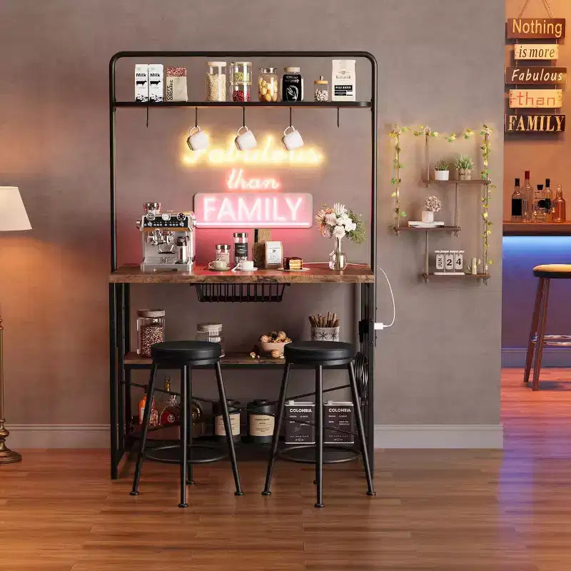 Îlot de cuisine industriel avec prise de courant et 2 tabourets de bar, étagère à 3 niveaux avec 5 crochets, table de bar à café pour four à micro-ondes pour salle à manger
