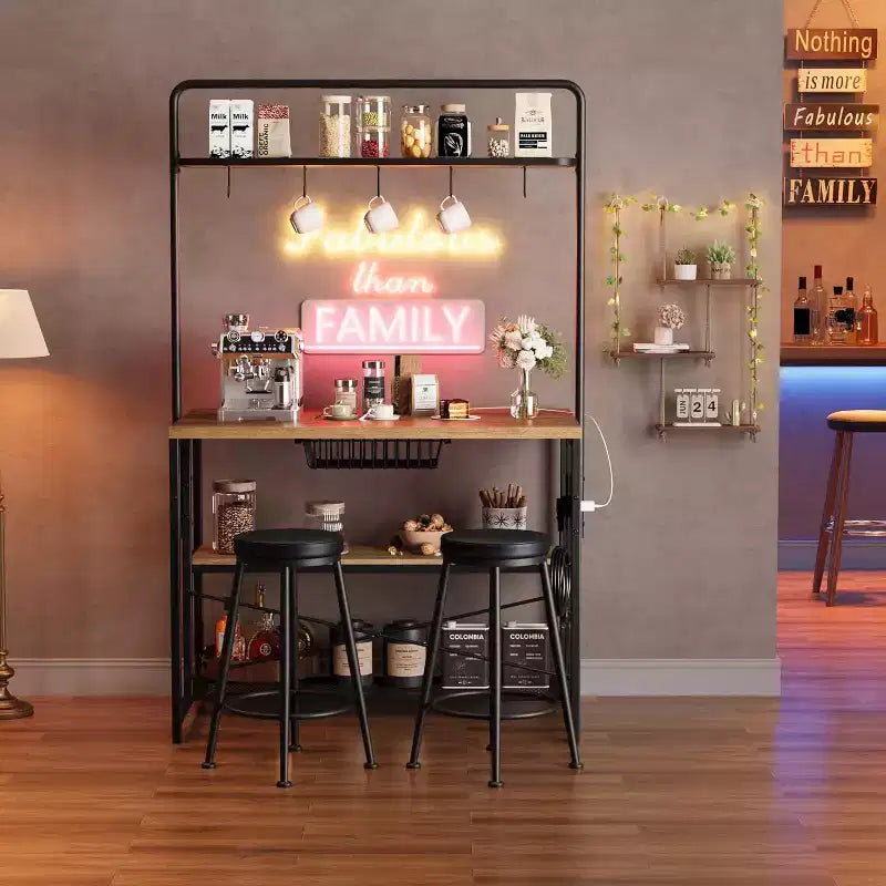 Îlot de cuisine industriel avec prise de courant et 2 tabourets de bar, étagère à 3 niveaux avec 5 crochets, table de bar à café pour four à micro-ondes pour salle à manger