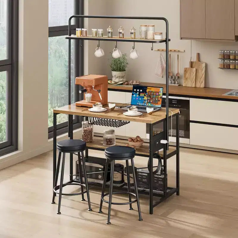 Îlot de cuisine industriel avec prise de courant et 2 tabourets de bar, étagère à 3 niveaux avec 5 crochets, table de bar à café pour four à micro-ondes pour salle à manger