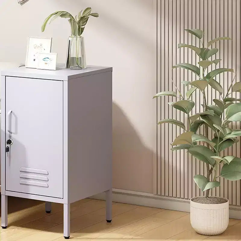 Table d'appoint métallique verrouillable à porte unique, table d'appoint moderne avec 2 étagères réglables, armoire de rangement multiple pour le salon et la chambre à coucher