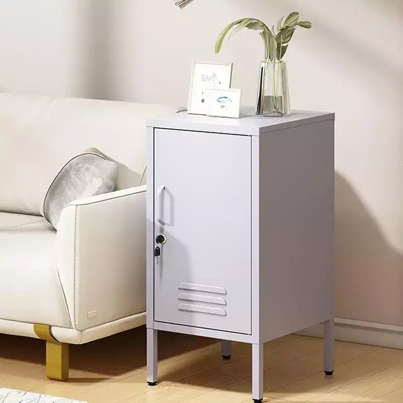 Table d'appoint métallique verrouillable à porte unique, table d'appoint moderne avec 2 étagères réglables, armoire de rangement multiple pour le salon et la chambre à coucher