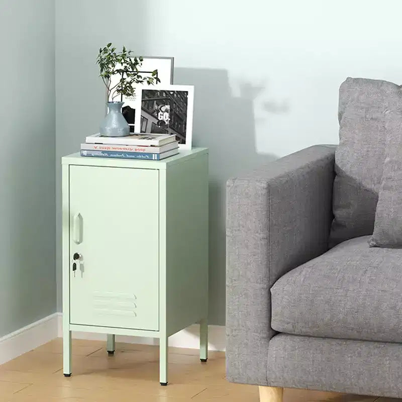 Table d'appoint métallique verrouillable à porte unique, table d'appoint moderne avec 2 étagères réglables, armoire de rangement multiple pour le salon et la chambre à coucher