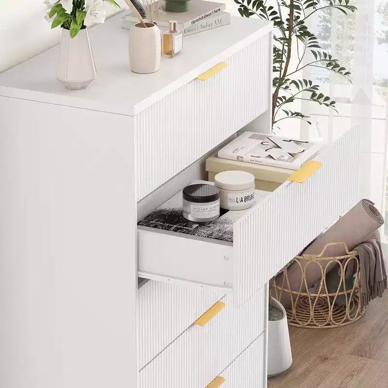 Commode de chambre à 5 tiroirs cannelée, commode haute et moderne de 120 cm avec poignées métalliques dorées, commode de chambre en bois