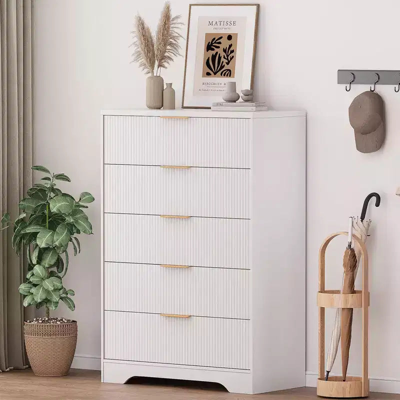 Commode de chambre à 5 tiroirs cannelée, commode haute et moderne de 120 cm avec poignées métalliques dorées, commode de chambre en bois
