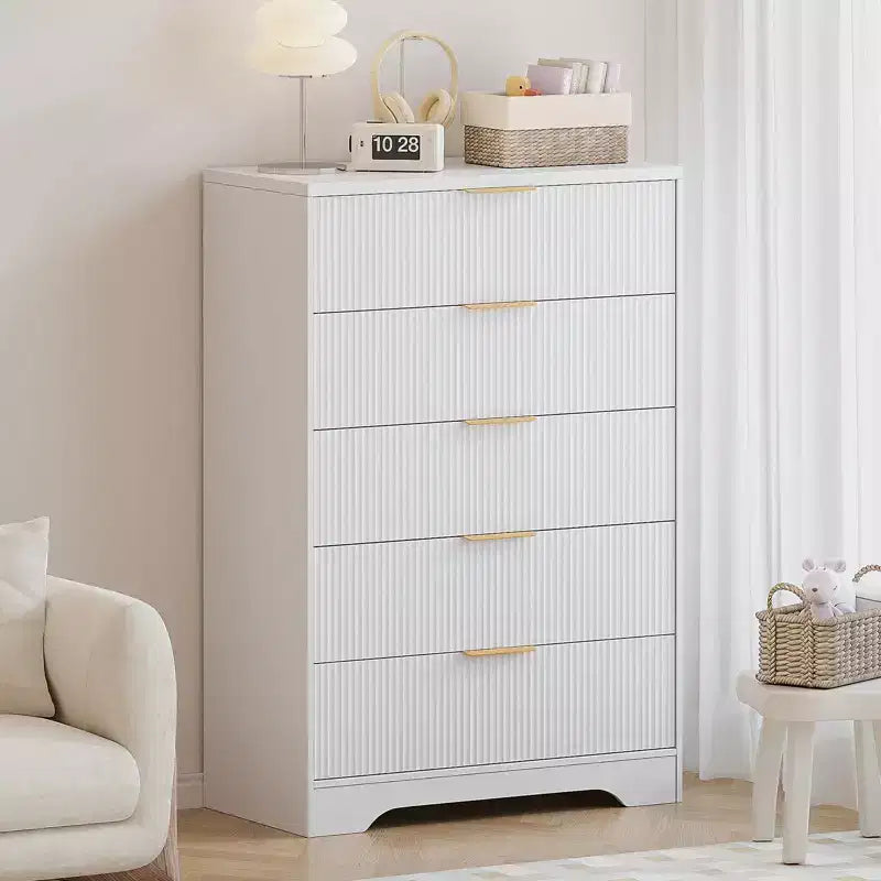 Commode de chambre à 5 tiroirs cannelée, commode haute et moderne de 120 cm avec poignées métalliques dorées, commode de chambre en bois
