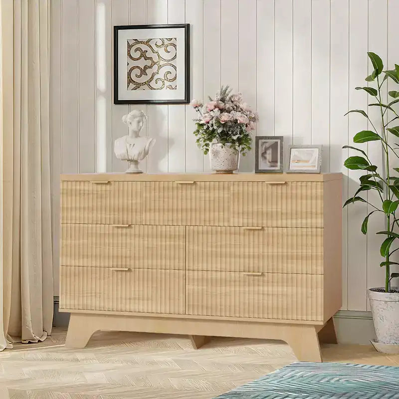 Commode Mid-Century Moderne à 7 tiroirs pour chambre - Commode en chêne de 119 cm de large avec poignées dorées - Armoire de rangement en bois cannelé - Polyvalente pour dressing