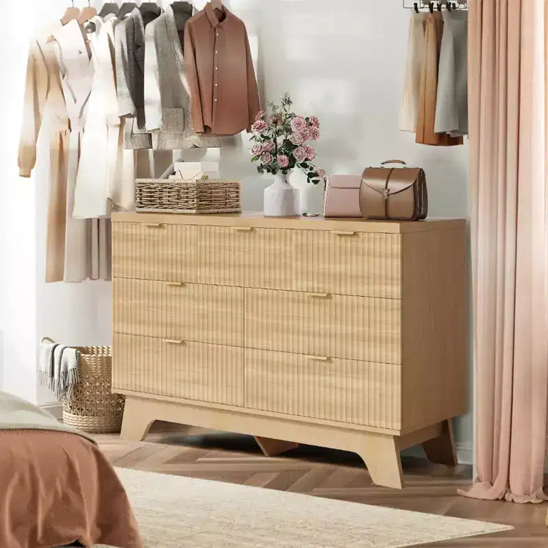 Commode Mid-Century Moderne à 7 tiroirs pour chambre - Commode en chêne de 119 cm de large avec poignées dorées - Armoire de rangement en bois cannelé - Polyvalente pour dressing