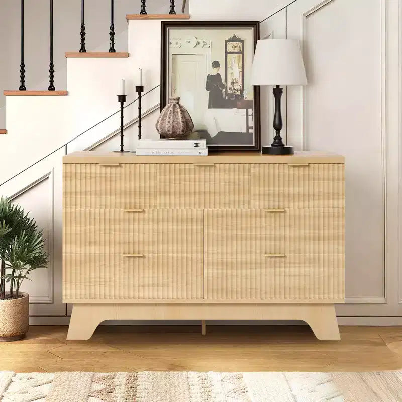 Commode Mid-Century Moderne à 7 tiroirs pour chambre - Commode en chêne de 119 cm de large avec poignées dorées - Armoire de rangement en bois cannelé - Polyvalente pour dressing