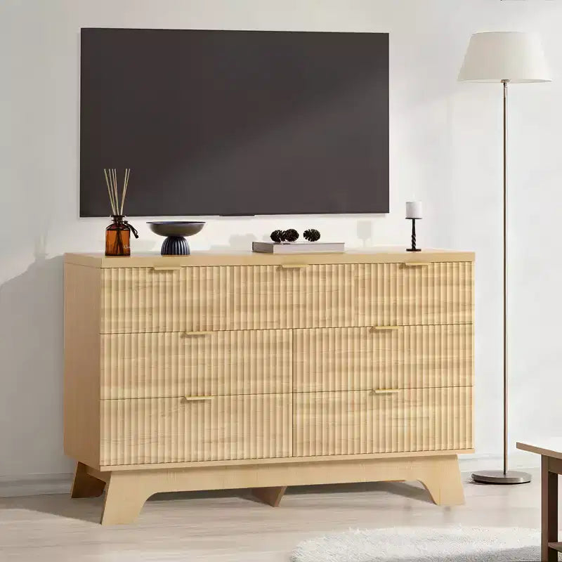 Commode Mid-Century Moderne à 7 tiroirs pour chambre - Commode en chêne de 119 cm de large avec poignées dorées - Armoire de rangement en bois cannelé - Polyvalente pour dressing