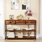 Table console rustique marron industriel en bois de 120 cm avec 3 tiroirs de rangement et 3 étagères de présentation derrière le canapé pour entrée, salon ou couloir