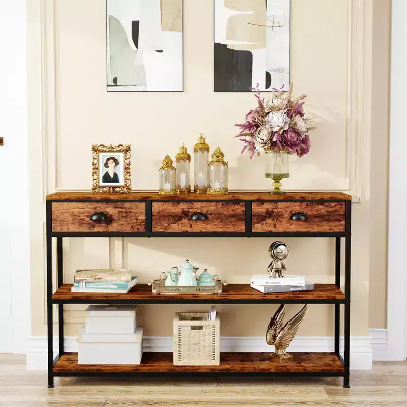 Table console rustique marron industriel en bois de 120 cm avec 3 tiroirs de rangement et 3 étagères de présentation derrière le canapé pour entrée, salon ou couloir