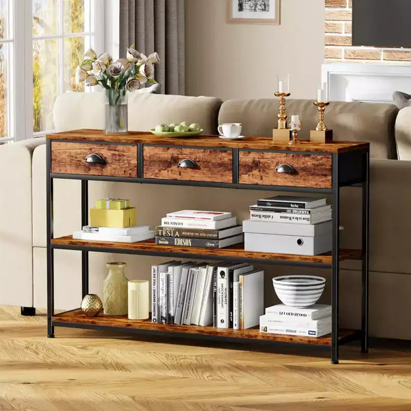 Table console rustique marron industriel en bois de 120 cm avec 3 tiroirs de rangement et 3 étagères de présentation derrière le canapé pour entrée, salon ou couloir