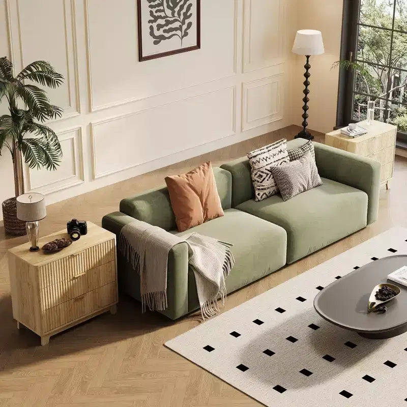 Table de chevet 3 tiroirs cannelés, Table d'appoint moderne avec poignées métalliques, Table de rangement 27" de large en chêne naturel pour chambre, salon, dressing
