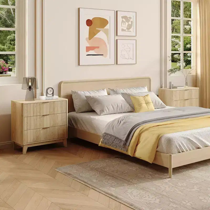 Table de chevet 3 tiroirs cannelés, Table d'appoint moderne avec poignées métalliques, Table de rangement 27" de large en chêne naturel pour chambre, salon, dressing