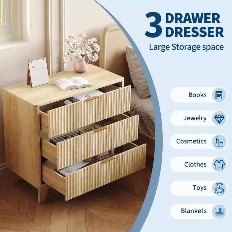Table de chevet 3 tiroirs cannelés, Table d'appoint moderne avec poignées métalliques, Table de rangement 27" de large en chêne naturel pour chambre, salon, dressing