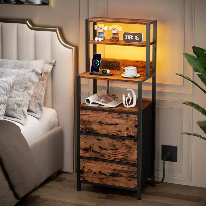 Table de chevet haute et étroite marron avec 4 étagères de rangement, 3 tiroirs en tissu PU, table d'appoint moderne pour chambre et salon