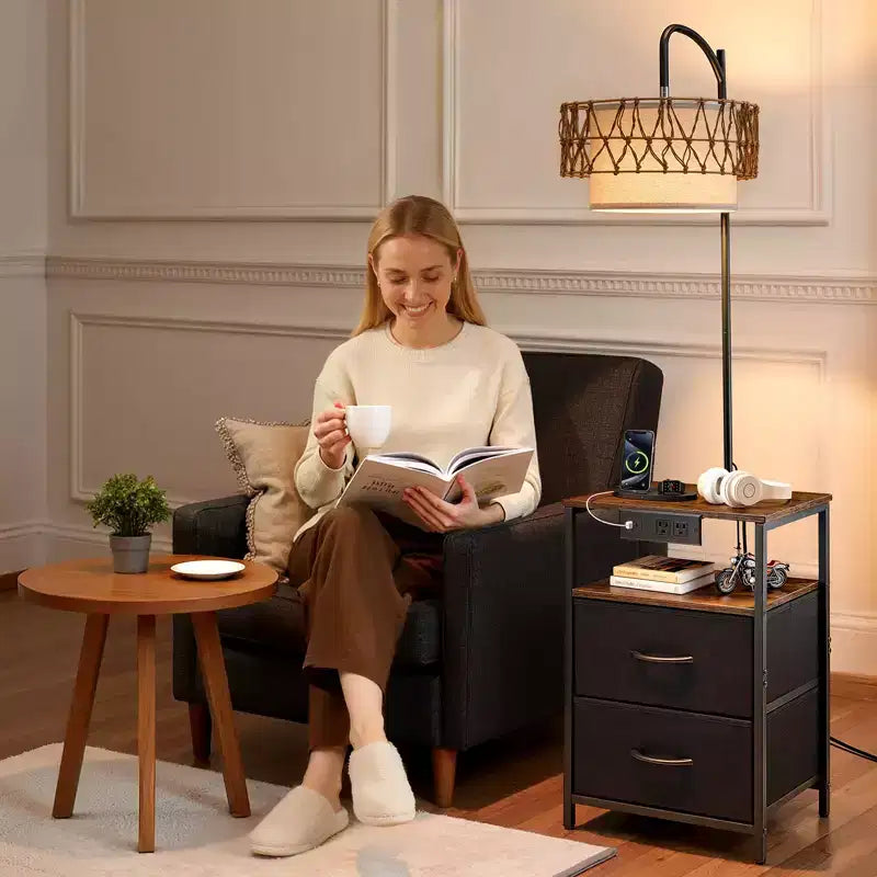 Lampadaire VEVOR avec Table, Table d'Appoint à 2 Niveaux avec 2 Tiroirs et Ampoule LED à 3 Températures de Couleur, Table de Chevet/Bureau Latérale Moderne avec USB, Marron et Noir
