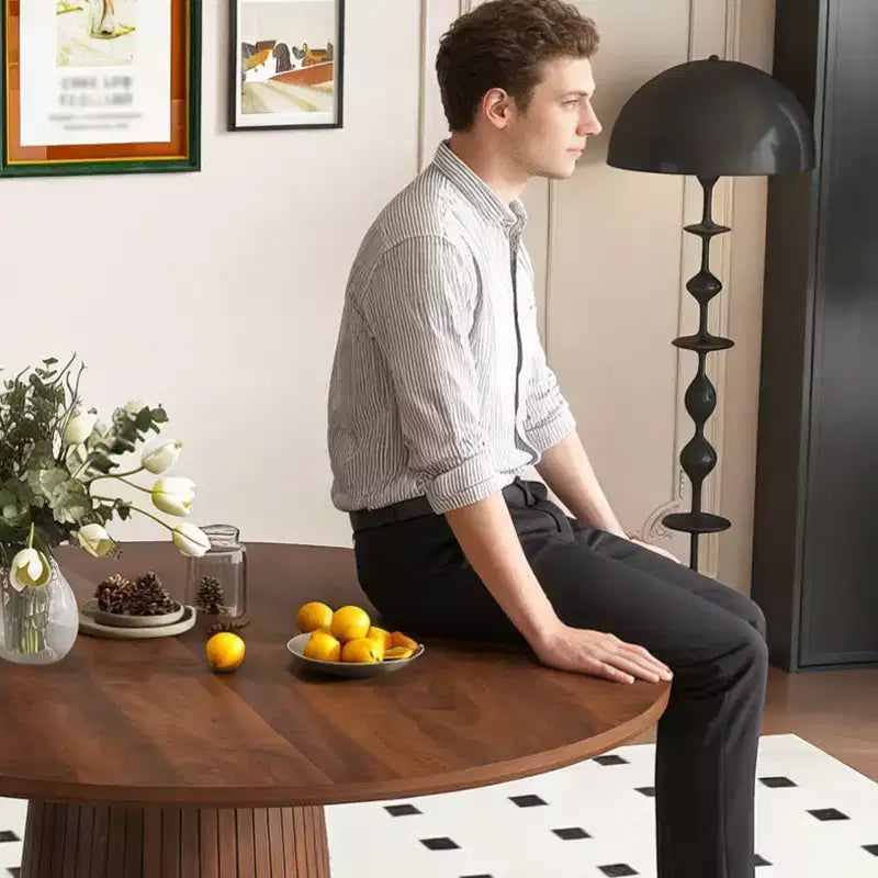 JVNOXK Table à manger ronde 47 en MDF pour 4 personnes, table de cuisine moderne de style campagnard avec piétement en bandes de bois, table ronde finition noyer pour cuisine et salon