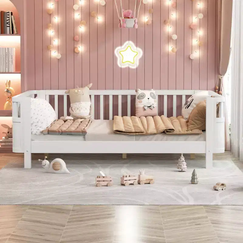 Lit de plate-forme en bois de pin moderne Betsy GDFStudio pour enfants avec main courante détachable
