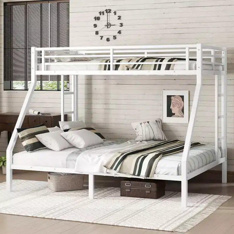 Lit superposé en métal une place XL au-dessus d'un lit deux places Queen avec rambarde pour enfants et adolescents