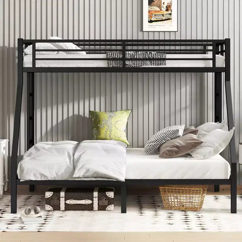 Lit superposé en métal une place XL au-dessus d'un lit deux places Queen avec rambarde pour enfants et adolescents