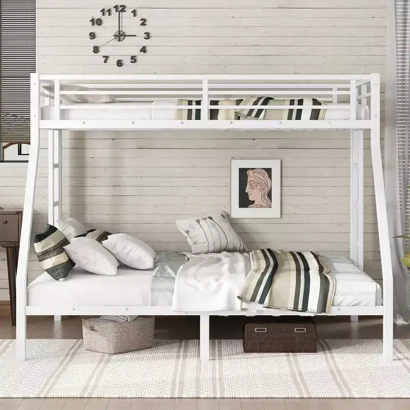 Lit superposé en métal une place XL au-dessus d'un lit deux places Queen avec rambarde pour enfants et adolescents