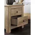Table de chevet à deux tiroirs Ashley Allihauser Signature Design avec port de chargement USB, grain de chêne reproduit, finition beige naturel