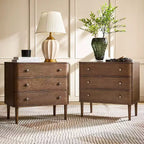 Tables de chevet Noah Modern de 26 po de largeur à 3 tiroirs, ensemble de 2 avec pieds en bois massif, prise intégrée | ART OF LIVING DESIGNS-WALNUT