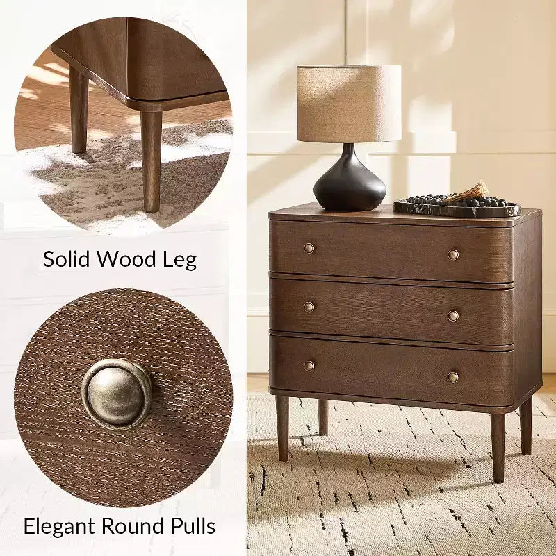 Tables de chevet Noah Modern de 26 po de largeur à 3 tiroirs, ensemble de 2 avec pieds en bois massif, prise intégrée | ART OF LIVING DESIGNS-WALNUT