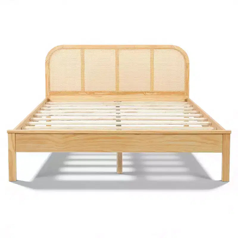 Cadre de lit plateforme en bois au design moderne et bohème, avec tête de lit en rotin, par Christopher Knight Home Callahan