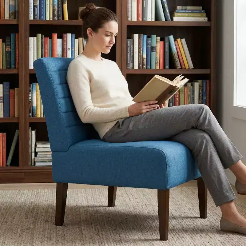 Fauteuil d'appoint moderne sans accoudoirs, chaise longue avec revêtement capitonné et pieds en bois, dossier horizontal pour salon, chambre, coiffeuse et patio, bleu
