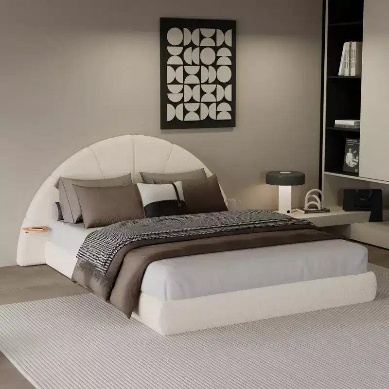 Cadre de lit Queen Boucle arqué beige avec table de chevet intégrée, texture douce et design stable au sol pour chambres chics