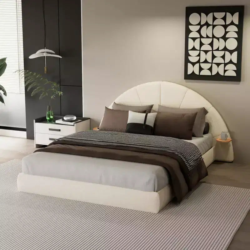 Cadre de lit Queen Boucle arqué beige avec table de chevet intégrée, texture douce et design stable au sol pour chambres chics