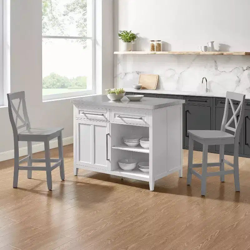 HomeStock avec îlot de cuisine avec porte et étagères